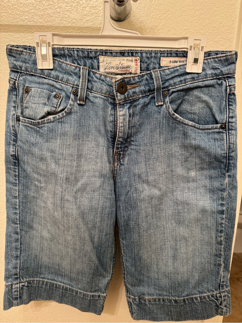 Denim Low Rise Levi Capri Shorts Size 4